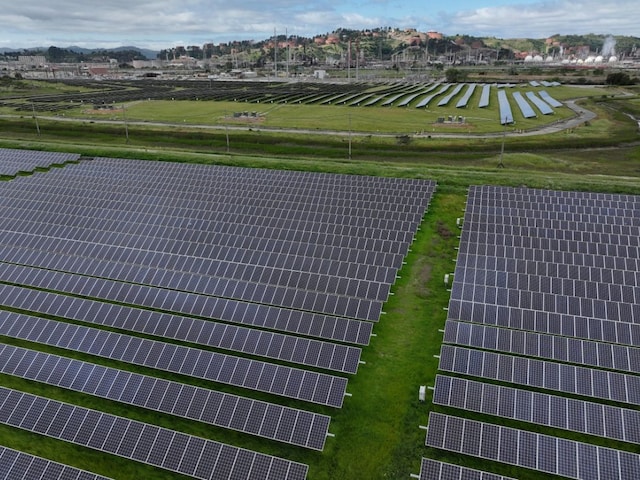 India has already set a target of installing 319 GW of solar and 110 GW of wind capacity by 2031-32. (Representational image: AFP)