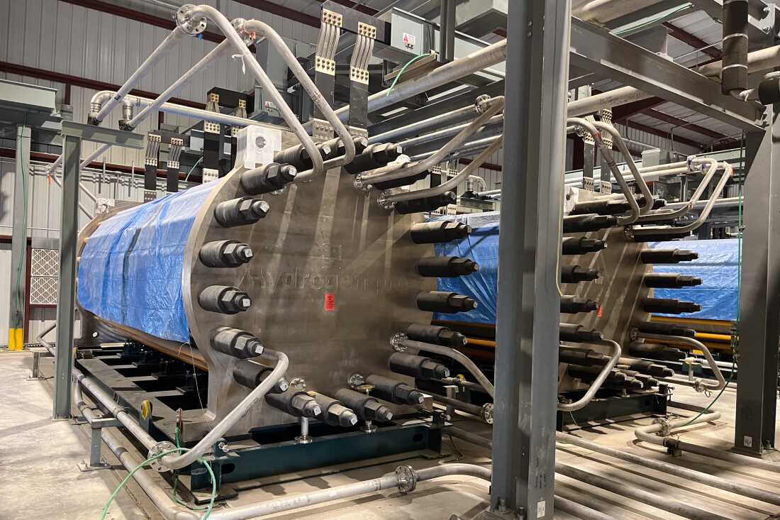 Electrolyzers fill a pair of warehouses in the desert near Delta, Utah.  The machines make hydrogen by splitting water molecules.