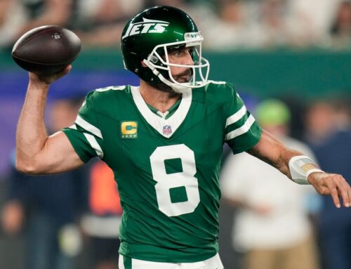 Jets’ Aaron Rodgers returns to huge cheers for 1st home game since Achilles tendon injury last year