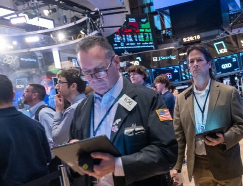 Dow tumbles 500 points as tariffs loom