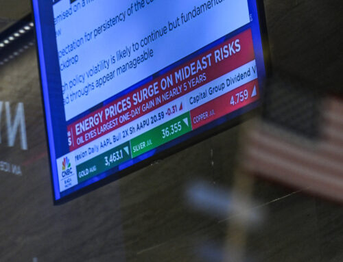 Stocks Tread Cautiously as Investors Watch Oil Prices