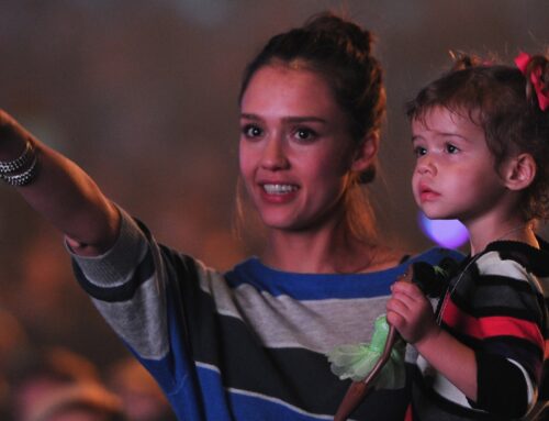 Jessica Alba Poses With Gorgeous Teen Daughter in New Photo