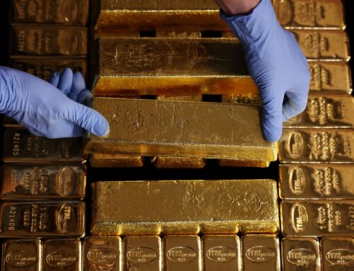 Gold Set for Weekly Gain as Investors Weigh Rates, Trade Impact