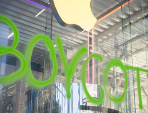 Man graffitis Fifth Avenue Apple Store in Trump environmental protest
