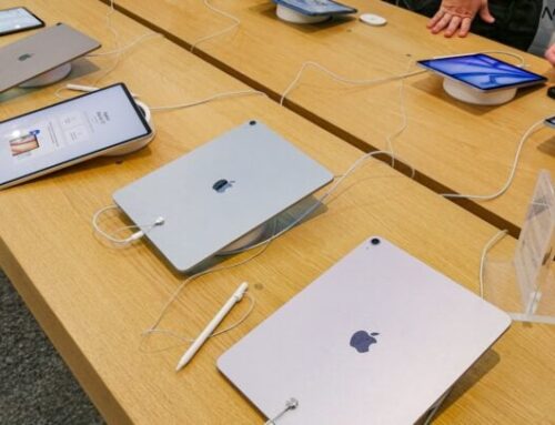 “Scratchgate”: Apple Stock (NASDAQ:AAPL) Slips as iPhone 17 Models Prove Oddly Delicate