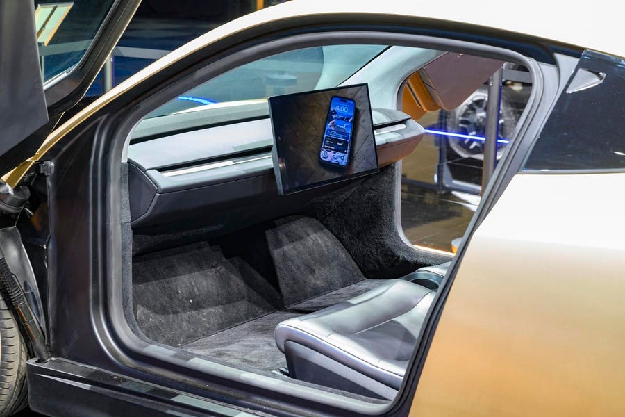 Vehicle AI Has A Blind Spot: Tesla FSD And GM Super Cruise In Focus