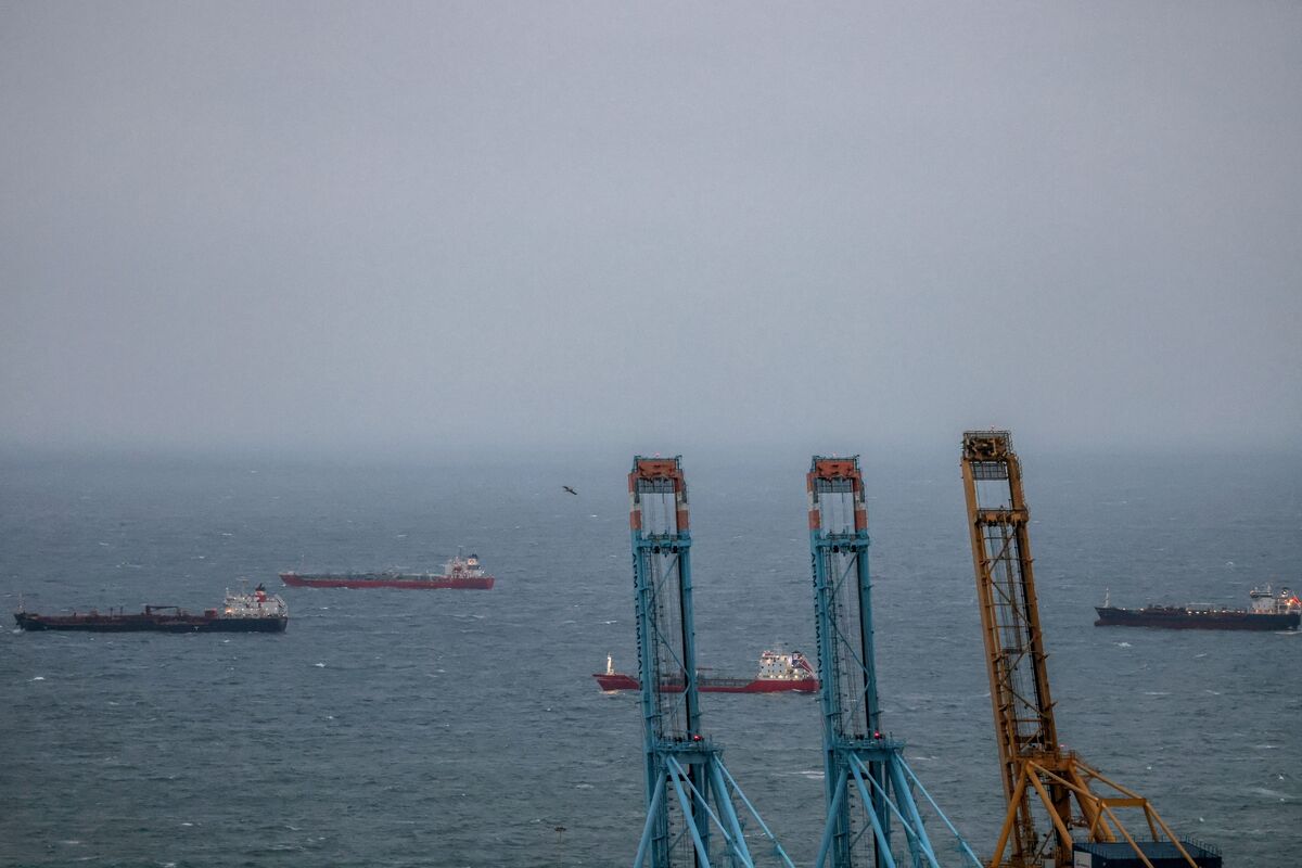 How Retail Investors Should Position Themselves in Market Chaos