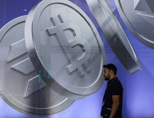 Bitcoin solidifies, altcoins fragment