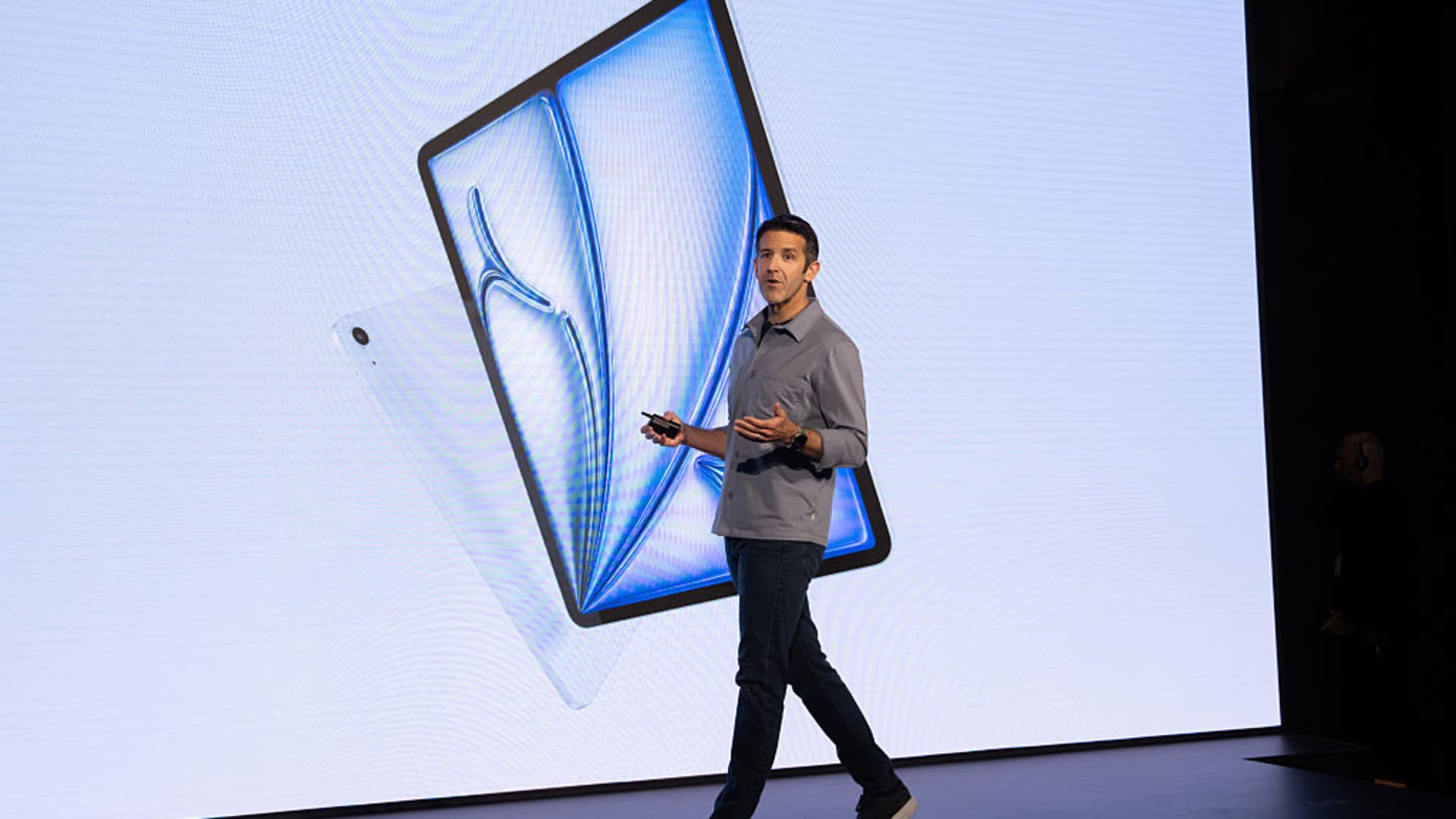 Why Tim Cook stepping down as CEO isn’t shaking Jim Cramer’s faith in Apple