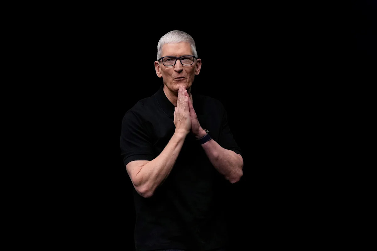 Apple may have revealed a big earnings clue by announcing Tim Cook successor