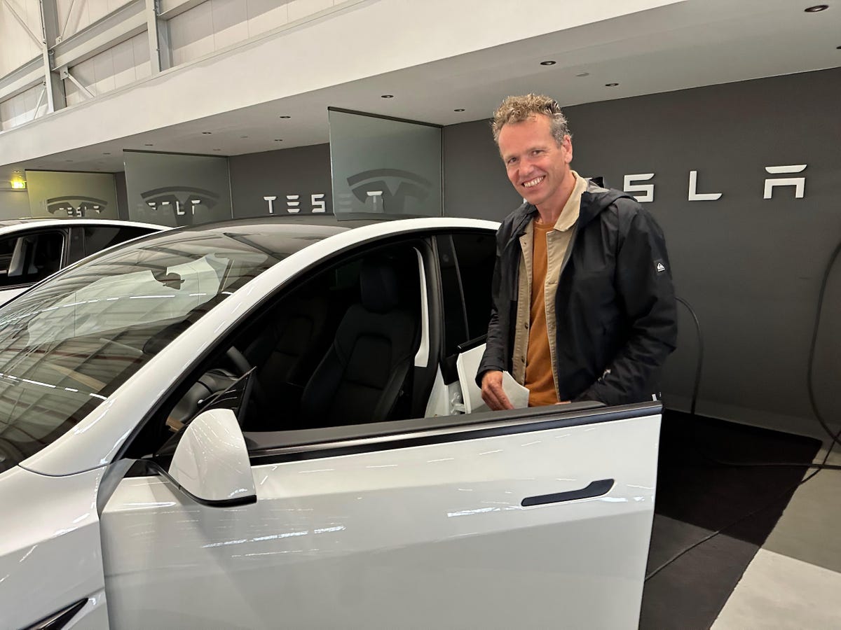 Tesla owners in Europe celebrate getting FSD after years of waiting