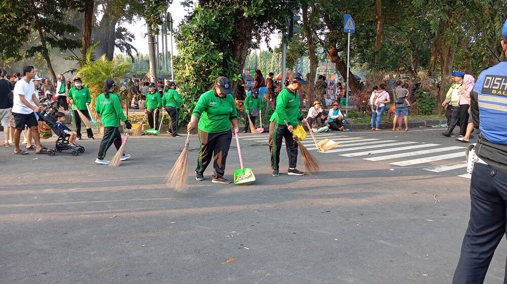 Netflix, Meta, and IBM speakers: AI will make anyone a 10x programmer, but with 10x the cleanup