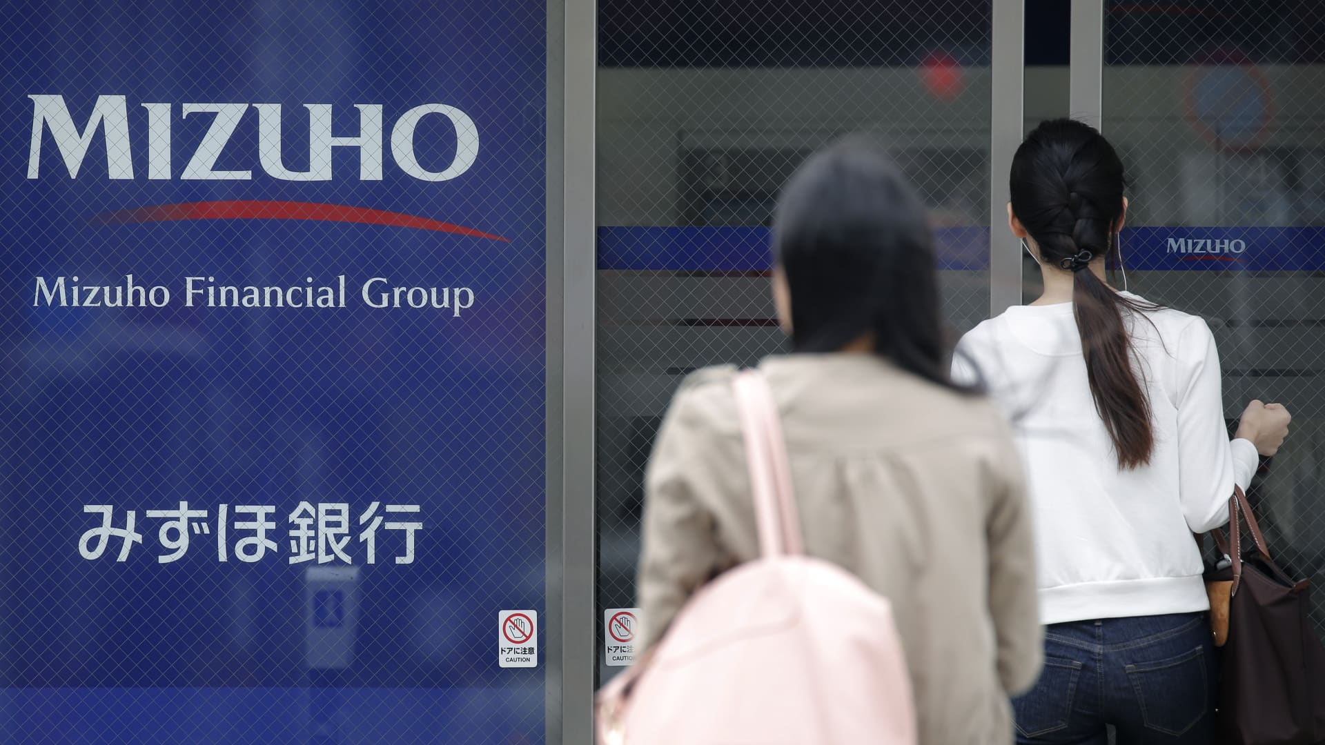 Mizuho shares slide 7% after denying decision on reported Rakuten Bank investment shift Mizuho shares slide 7% after denying decision on reported Rakuten Bank investment shift