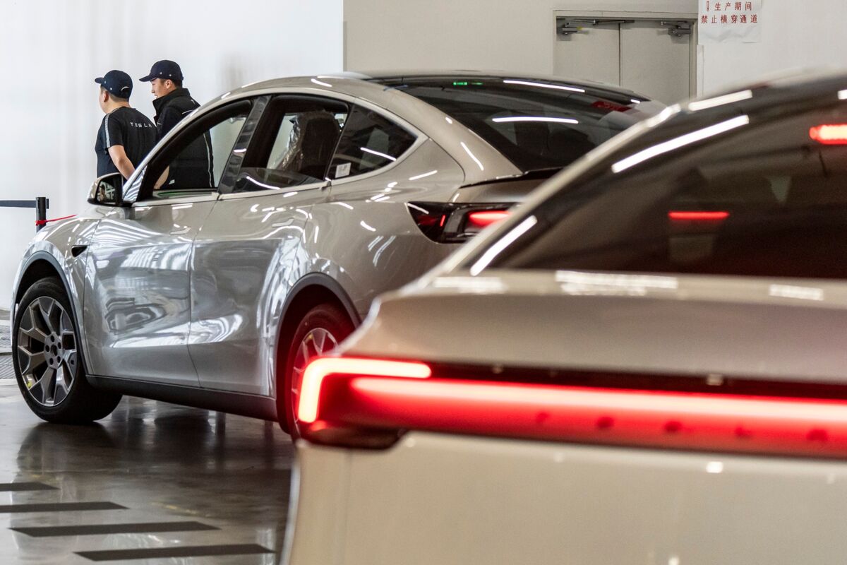 Tesla Starts Self-Driving Hiring Spree in China as Rollout Lags