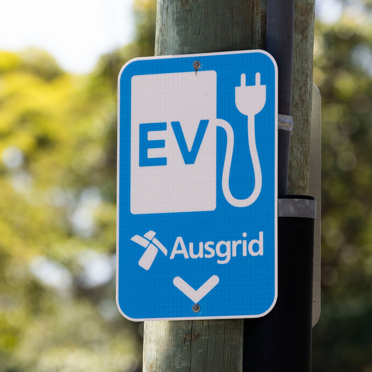 The global energy shock is driving people to EVs, solar and batteries. What renewables subsidies are available in Australia?