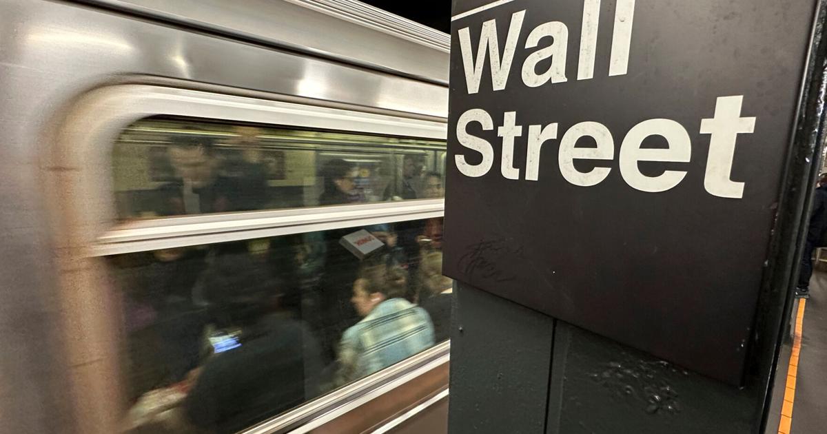 US stocks rally toward records after oil prices ease