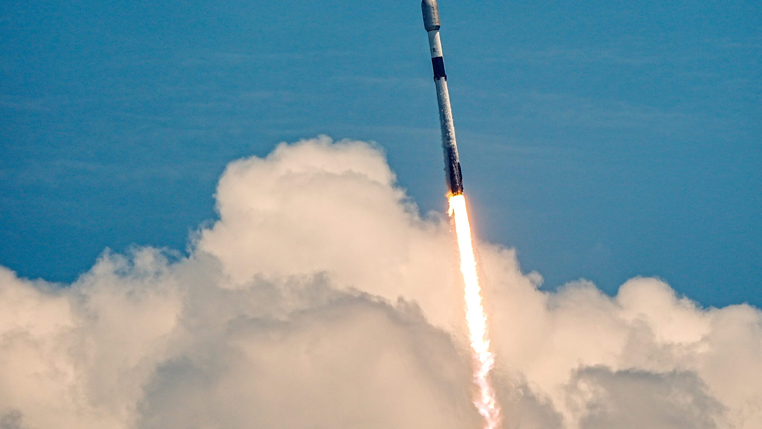 Watch the gorgeous daytime launch of a SpaceX Falcon 9 rocket