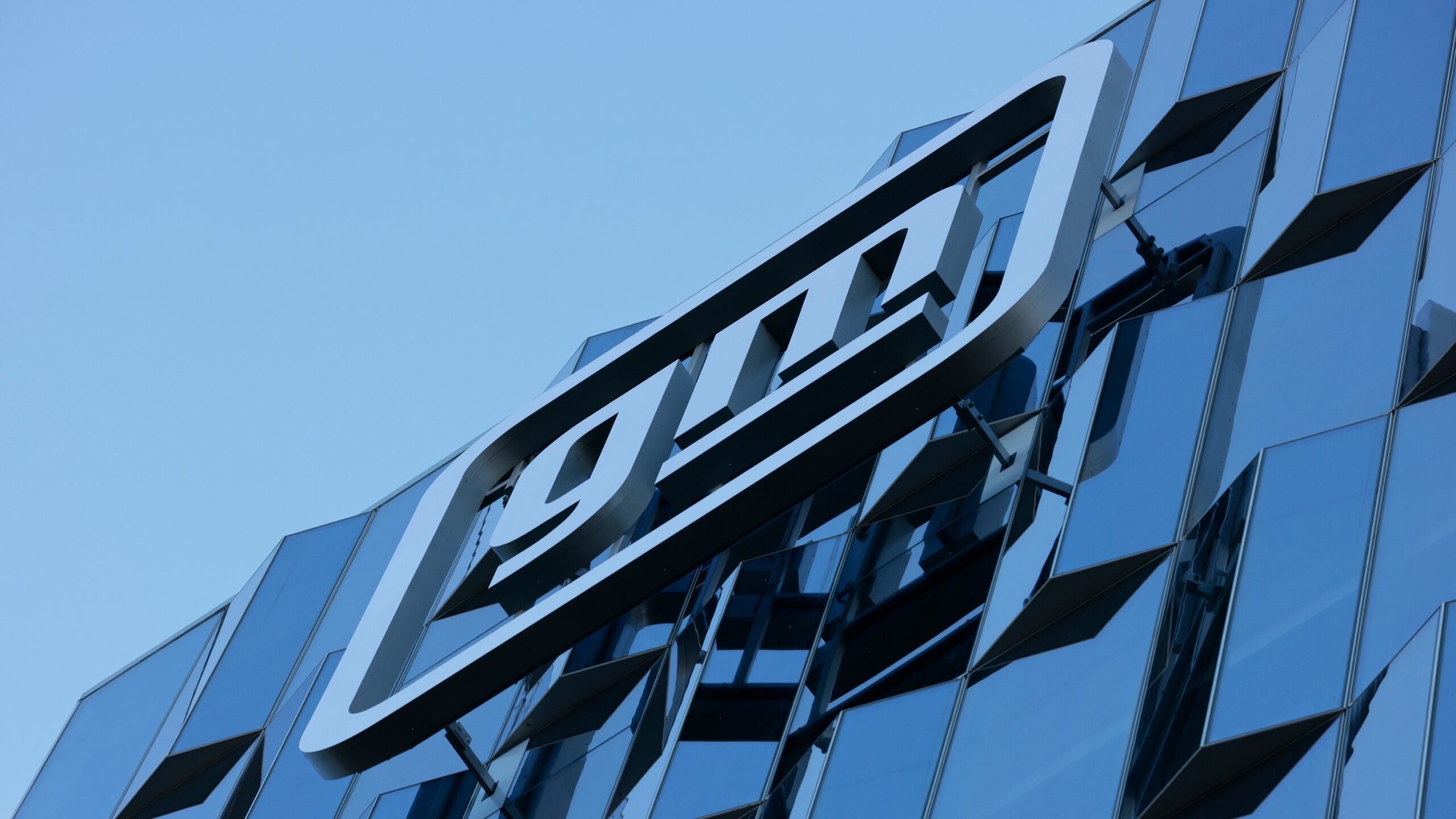 GM to cut hundreds of IT workers in department overhaul​