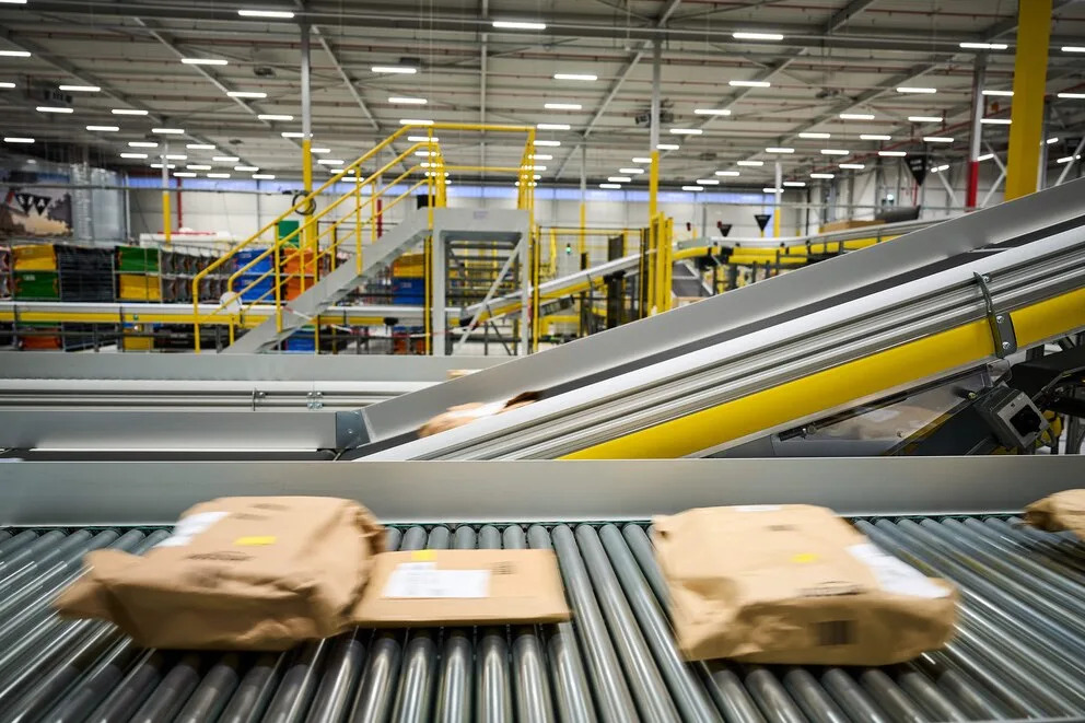 Amazon Shakes Up Package Delivery! DHL and Hermes Under Pressure