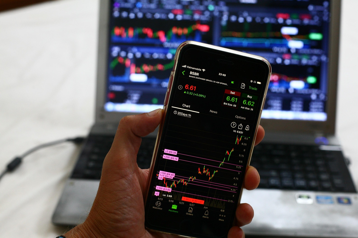 Apple stock (US0378331005): Shares near record levels after latest rally
