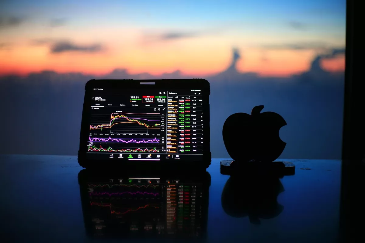 Apple stock (US0378331005): trading near 52-week high after strong iPhone and services momentum Apple stock (US0378331005): trading near 52-week high after strong iPhone and services momentum