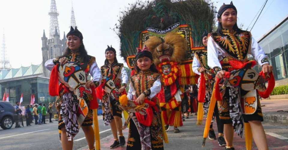 Thousands of Indonesians join walk for harmony, environment