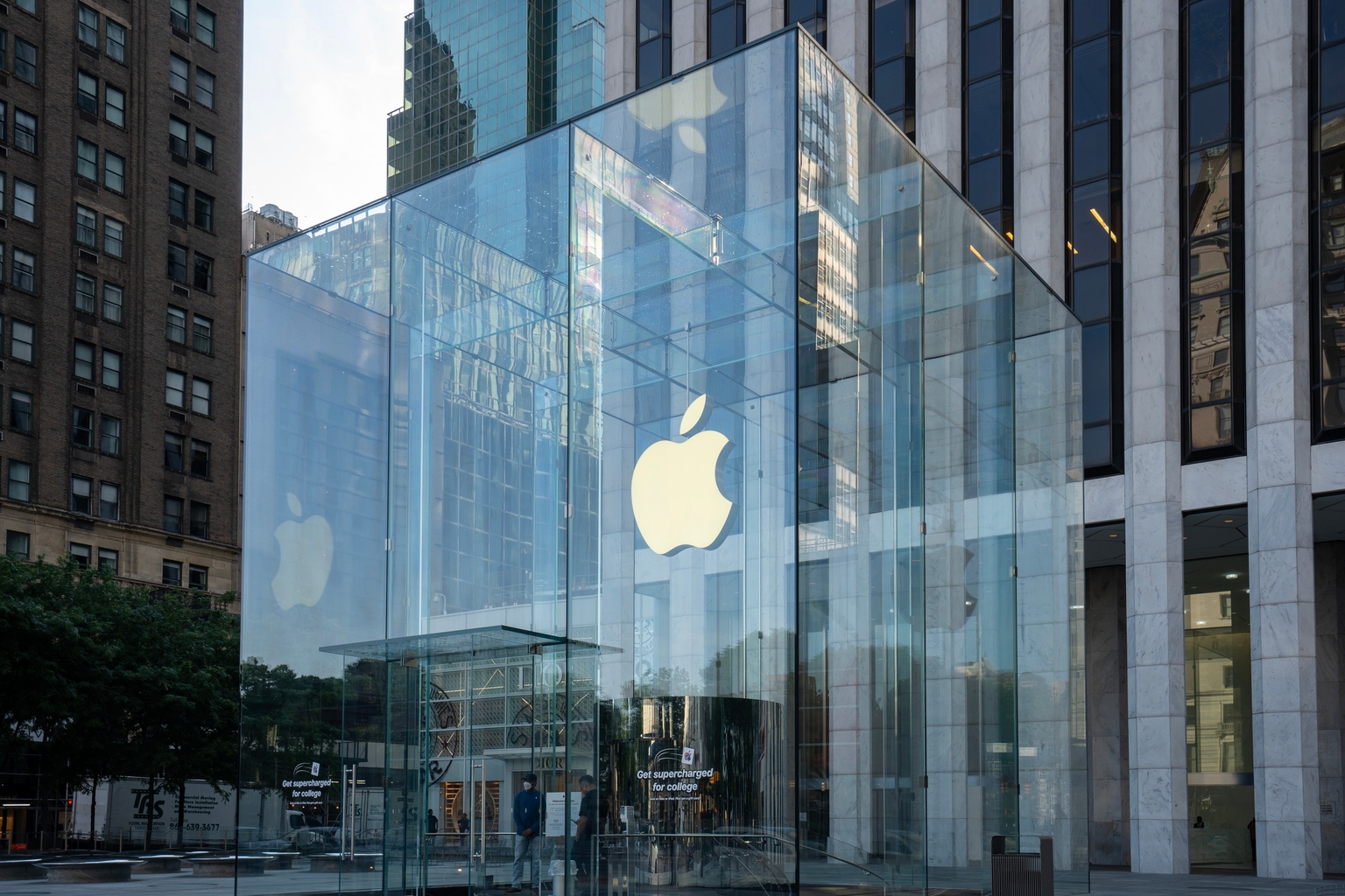 Apple: We Don’t Need No Engineering, We Don’t Need No Fold-A-Phone