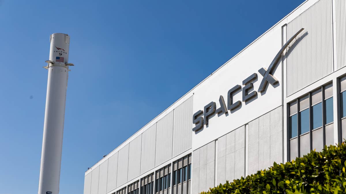 SpaceX lands a billion deal right before its IPO SpaceX lands a billion deal right before its IPO