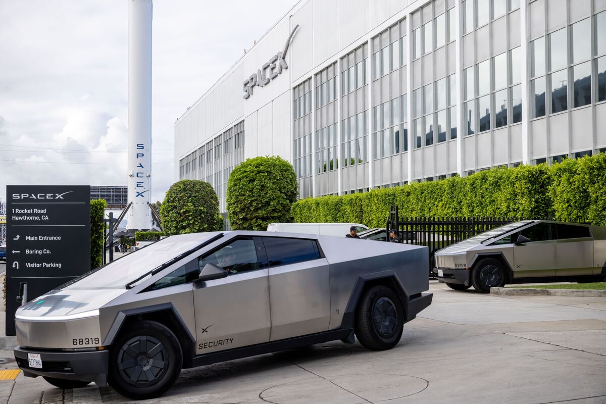 Tesla Holder Merz Sits Out SpaceX IPO in Bet on Musk Merger Bid Tesla Holder Merz Sits Out SpaceX IPO in Bet on Musk Merger Bid
