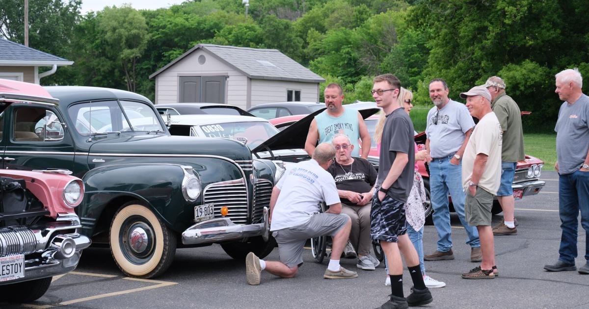 Classic car show brings residents, enthusiasts together at Medford Senior Care