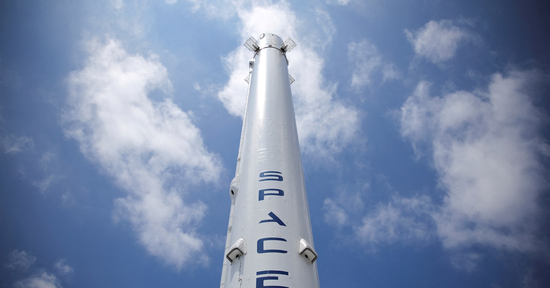 SpaceX sets aside 5% of IPO shares for selected buyers, waives lock-up