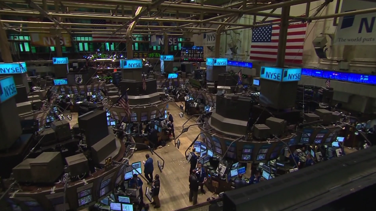 As stock markets hit record highs, experts recommend sticking to long-term plans