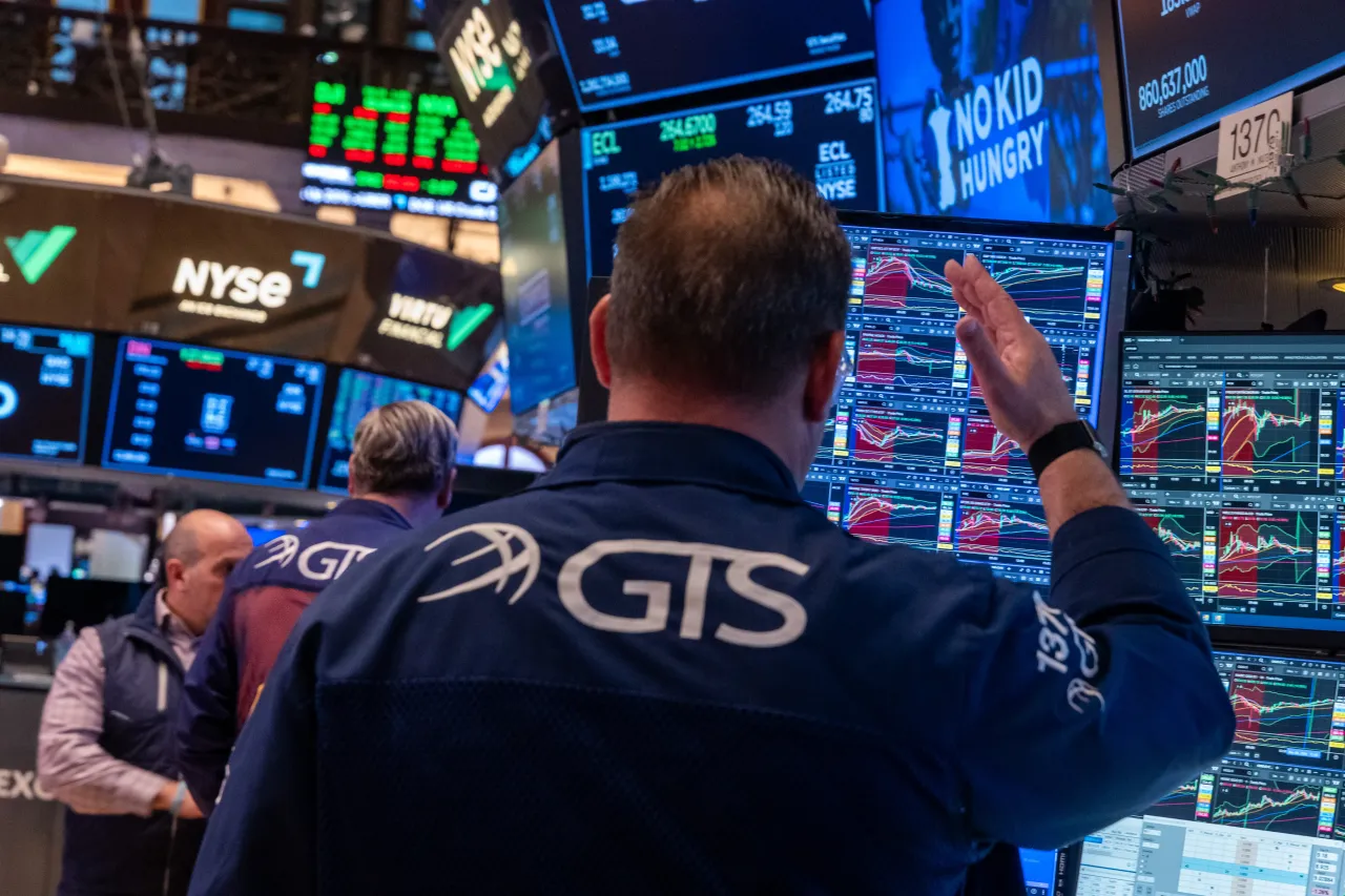 S&P 500 and Nasdaq Gain As Chipmaker Stocks Revive, While Israel-Iran Ceasefire Aids Sentiment — AAPL, INTC, AAL, PSKY, CBRS In Focus